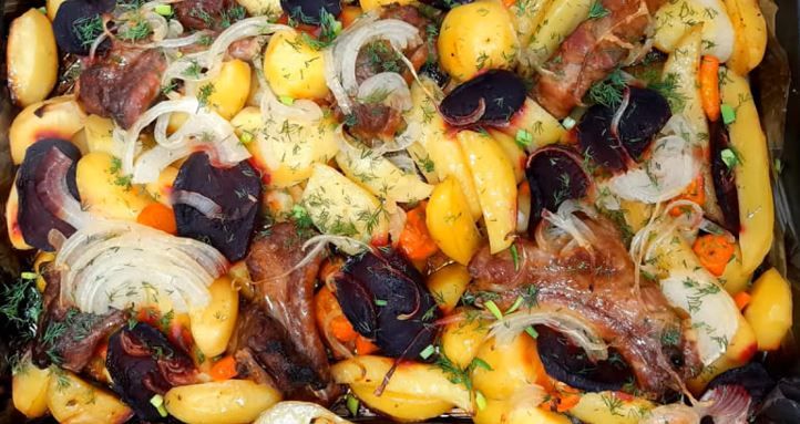 М'ясо, запечене з овочами - смачна корисна класика!