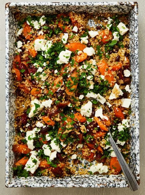 Пряну смажену моркву з фетою, фініками, булгуром і квасолею можна подавати на обід та вечерю. 