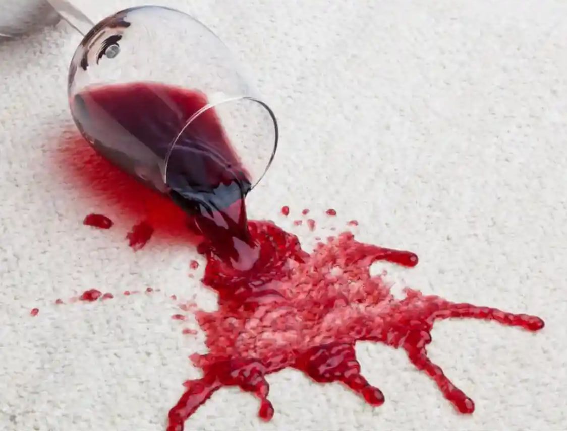 Якщо під рукою є біле вино, пляму від червоної можна залити їм. Якщо під рукою є біле вино, пляму від червоної можна залити їм.