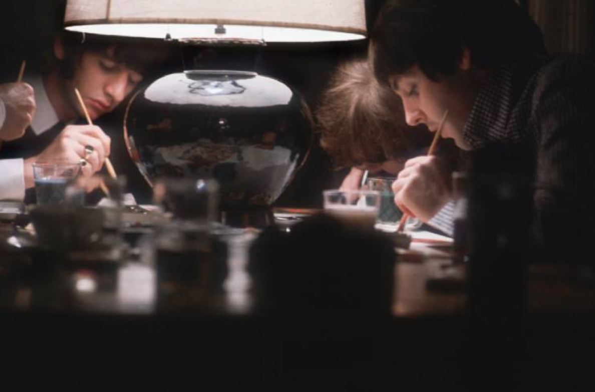 "Битлы" в работе над полотном. "Битлы" в работе над полотном.