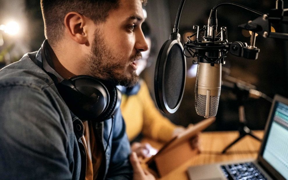 Цього дня треба обов’язково привітати тих своїх знайомих, які працюють на радіостанціях, адже вони допомагають нам вчасно дізнаватися про головні новини в світі, в країні та в нашому місті