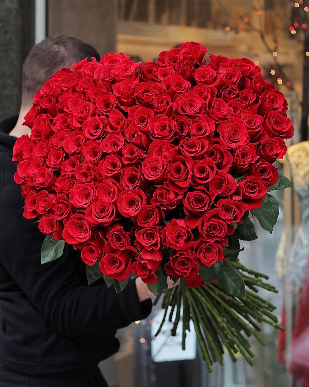 При правильному догляді троянди можуть тішити два тижні.