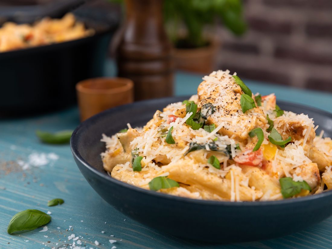 Це неймовірно зігріваюча і вершкова куряча паста з вершками, вершковим сиром, сиром чеддер і пармезаном. Це неймовірно зігріваюча і вершкова куряча паста з вершками, вершковим сиром, сиром чеддер і пармезаном.