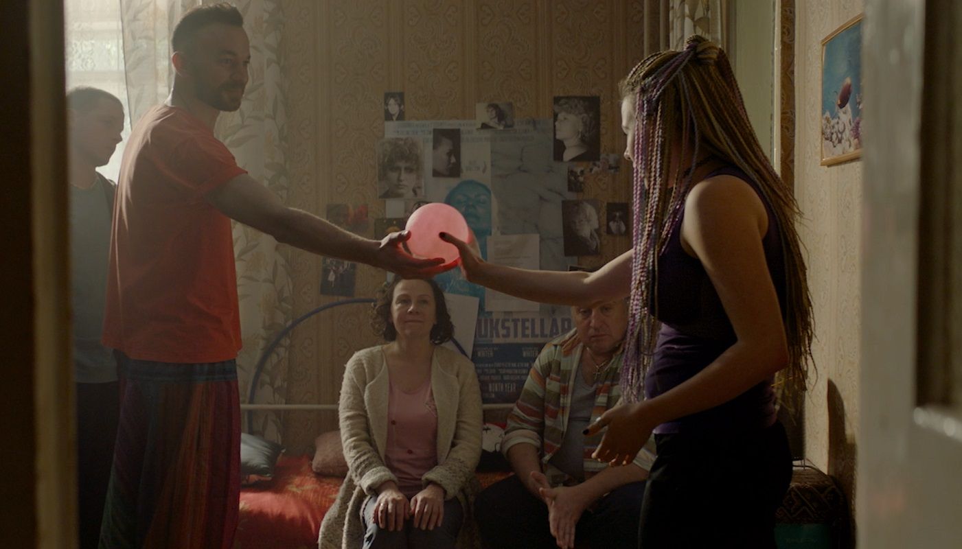 "Уроки толернатності" - це історія зміни гомофобів. "Уроки толернатності" - це історія зміни гомофобів.