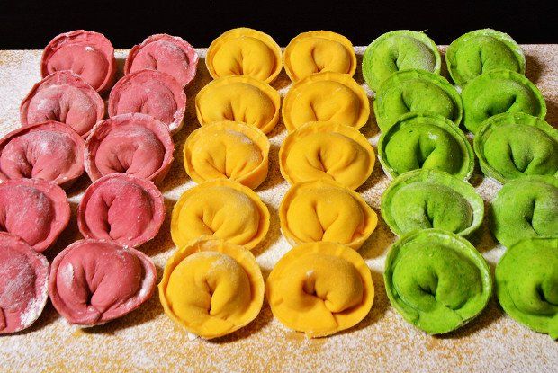 Иногда к тесту добавляют, скажем, шпинат или другие природные красители, тогда оно получается цветным и выглядит по-настоящему свиточно! Иногда к тесту добавляют, скажем, шпинат или другие природные красители, тогда оно получается цветным и выглядит по-настоящему свиточно!