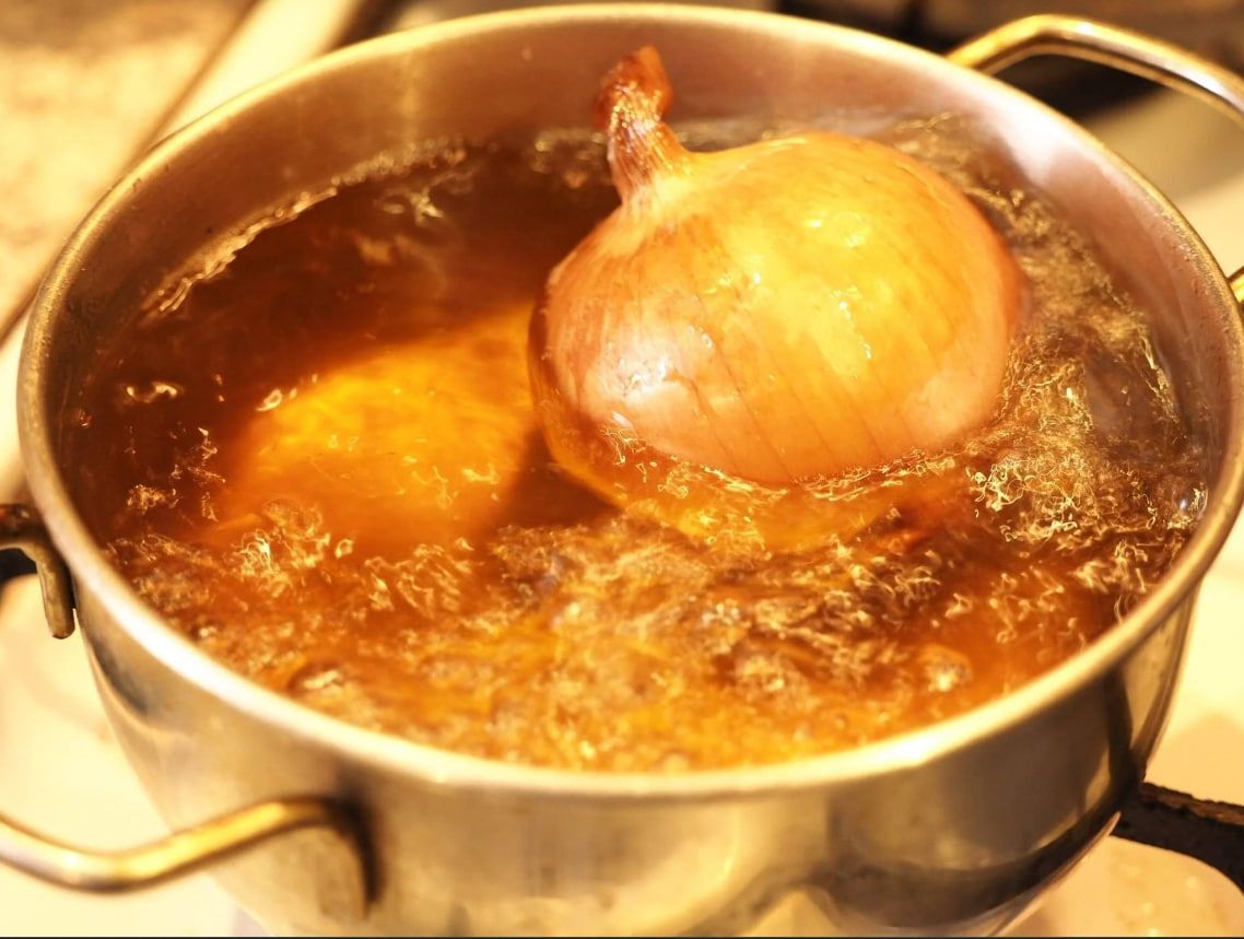 "Одягнена" цибулина додасть бульйону колір, аромат і користь. "Одягнена" цибулина додасть бульйону колір, аромат і користь.