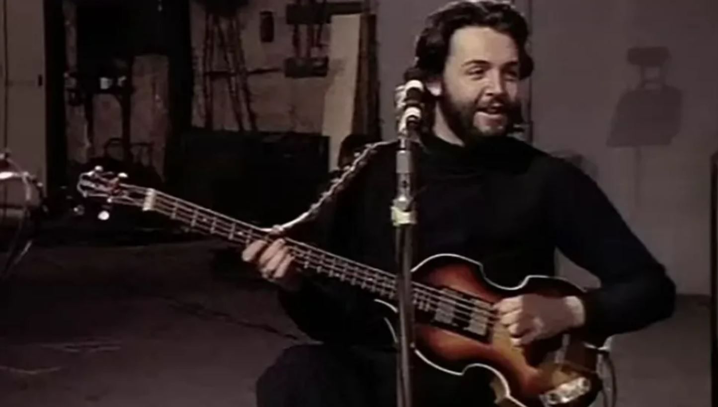 Кадри, на яких Маккартні грає на культовій бас-гітарі, увійшли до документального фільму "2021 Get Back.