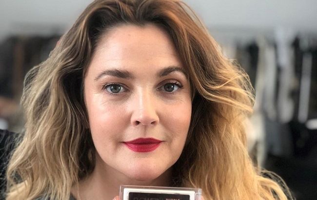 Дрю Бэрримор не раз перекрашивала волосы и отчаянно худела, сейчас актриса имеет хорошую форму.