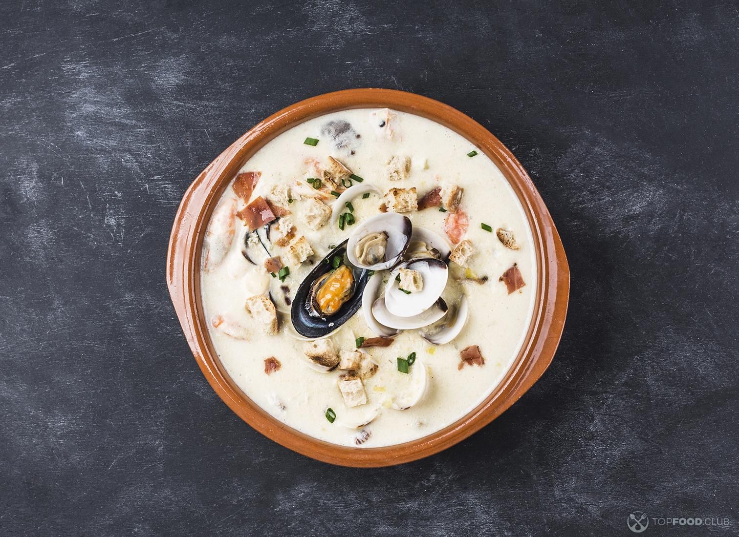 Класичним вважається новоанглійський різновид клем-чаудера який ще називають бостонським. Це густий суп на молоці або вершках, в який крім молюсків додають картоплю, цибулю та солоне солоне сало