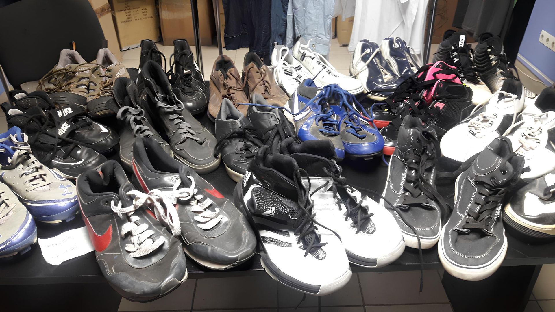 Взуття треба дезінфікувати розчинами етанолу, а шкіру чистити ацетоном. Взуття треба дезінфікувати розчинами етанолу, а шкіру чистити ацетоном.