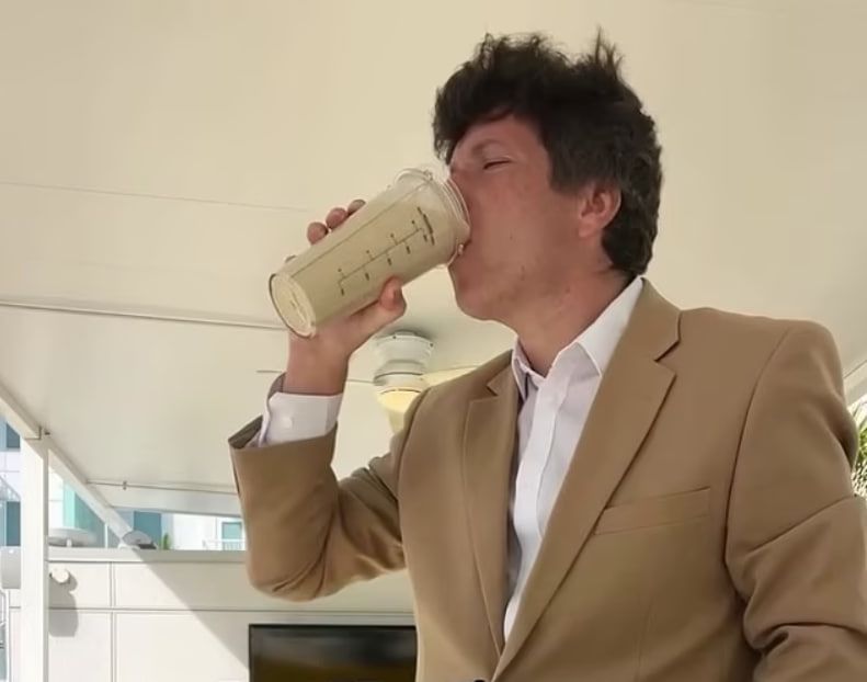 Джон вирішив пити коктейль із курки, поки не заболить живіт. Джон вирішив пити коктейль із курки, поки не заболить живіт.