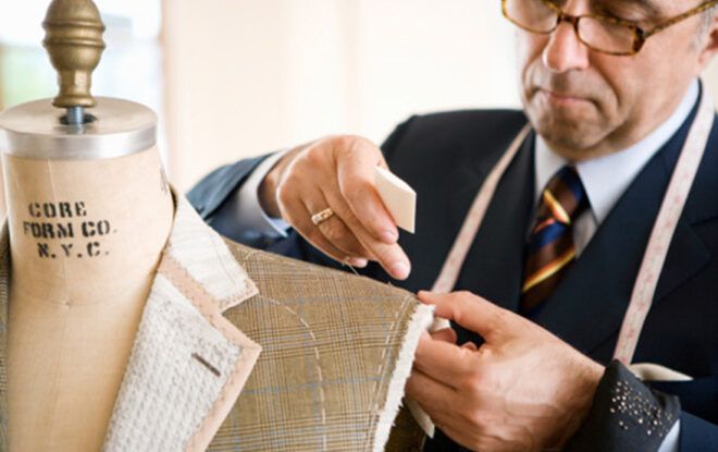 Самыми распространенными инструментами для работы швеи являются ножницы, игла и нити