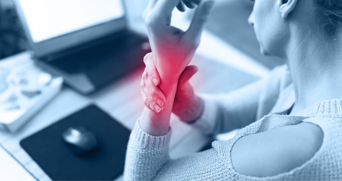 Профілактика травм, спричинені повторним перенапруженням, вимагає багатогранного підходу, включаючи раннє повідомлення про симптоми, якісне навчання ергономічним практикам і впровадження ергономічних рішень для мінімізації факторів ризику