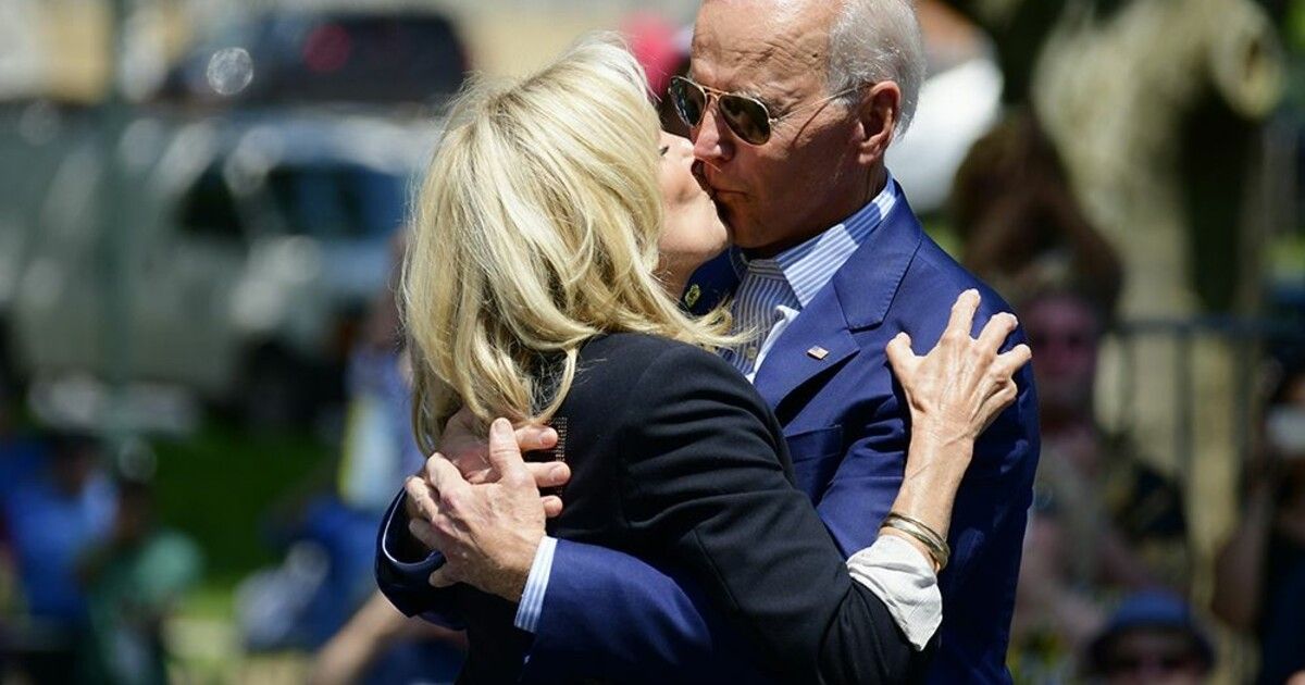 Президентская черта открыто демонстрирует свои чувства на публике. Президентская черта открыто демонстрирует свои чувства на публике.