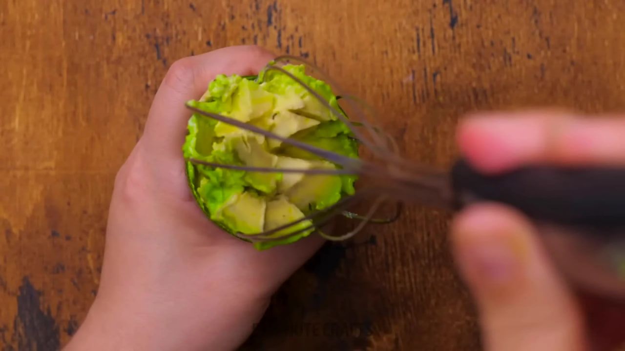 Видаліть кісточку - найпростіше це зробити, стукнувши по ній зверху лезом ножа і піднявши його вгору Видаліть кісточку - найпростіше це зробити, стукнувши по ній зверху лезом ножа і піднявши його вгору