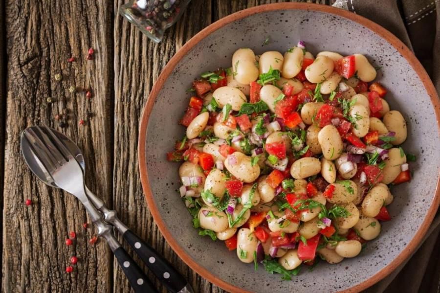 У салаті з квасолею багато корисного білка.