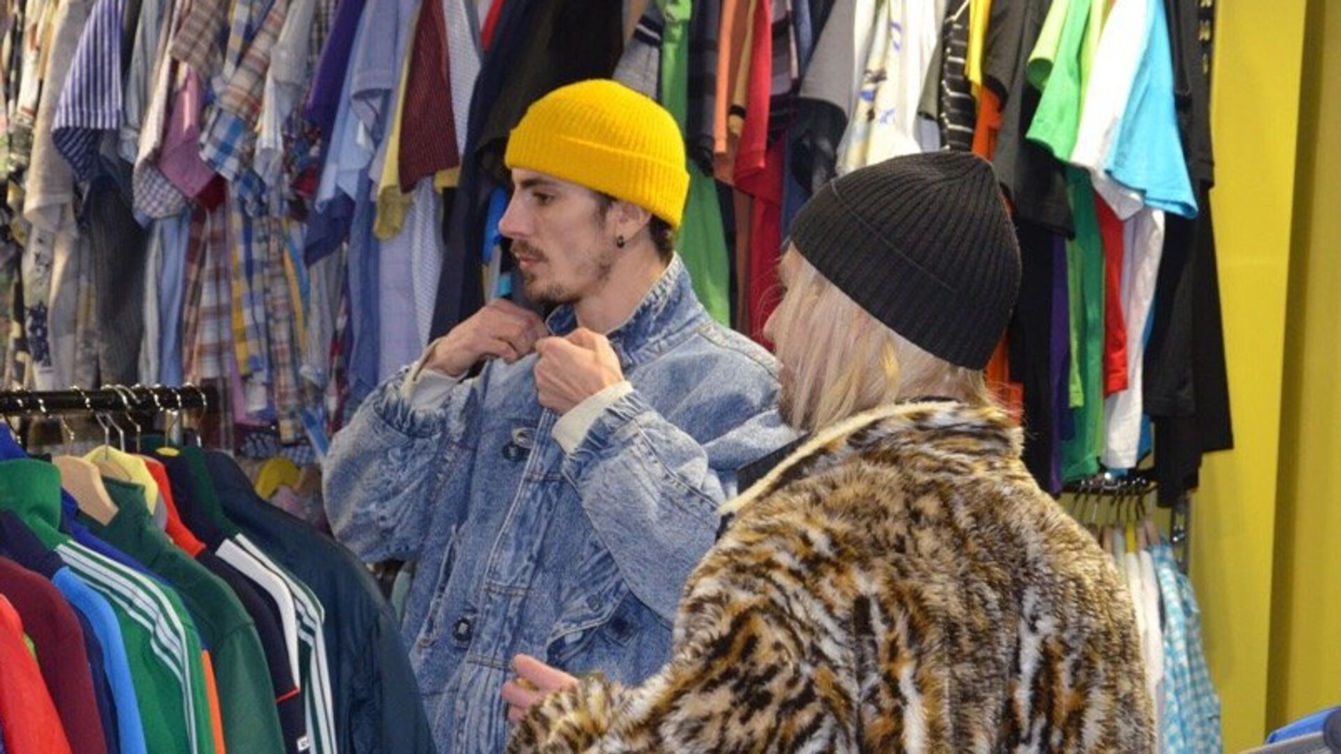 Куртки раскупаются гораздо быстрее, чем пальто.