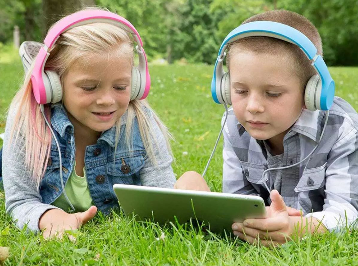 Батьки повинні контролювати не тільки час використання навушників, але й гучність у них.