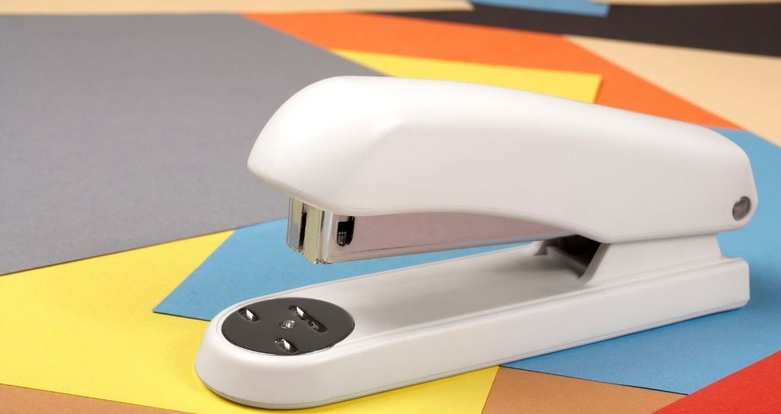 Сшиватель – это часть офисного интерьера, поэтому его внешний вид также важен – производители предлагают как классические сдержанные варианты, так и яркие веселые