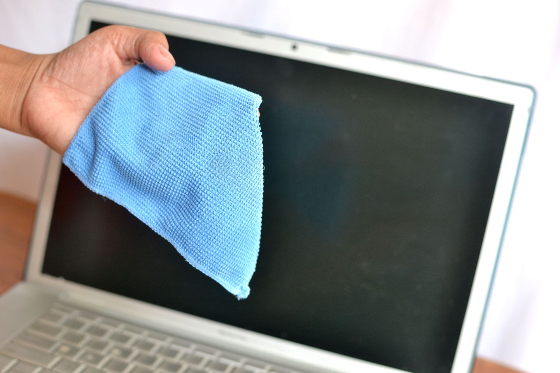 Только не брызгайте прямо на экран! Только не брызгайте прямо на экран!