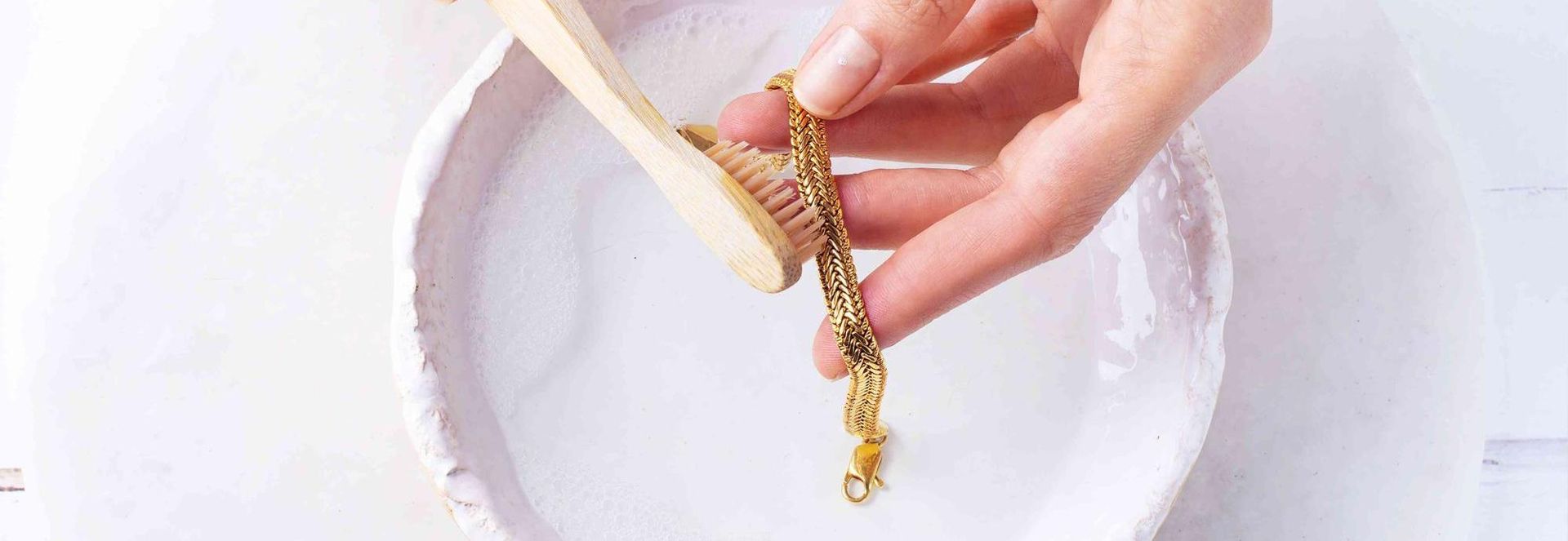 Держать украшения в мицеллярной воде нужно не более трех минут. Держать украшения в мицеллярной воде нужно не более трех минут.