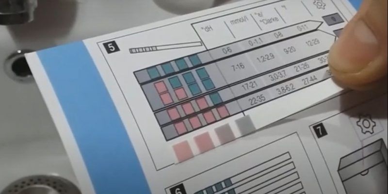 Щоб визначити жорсткість води, порівняйте колір у віконцях індикаторів із зразком в інструкції Щоб визначити жорсткість води, порівняйте колір у віконцях індикаторів із зразком в інструкції