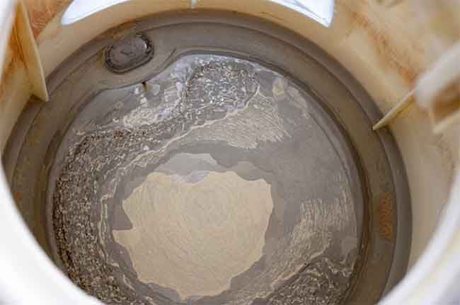 Позбутися такого шару не вдасться звичайними миючими речовинами Позбутися такого шару не вдасться звичайними миючими речовинами