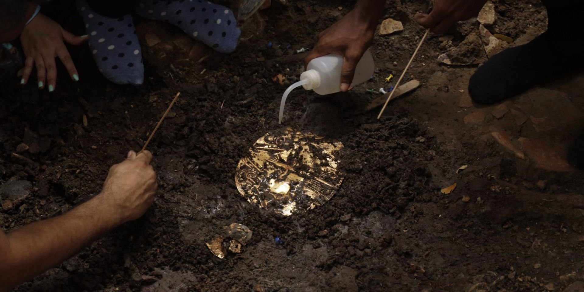 Древний дворянин был похоронен рядом с потрясающим количеством золота Древний дворянин был похоронен рядом с потрясающим количеством золота