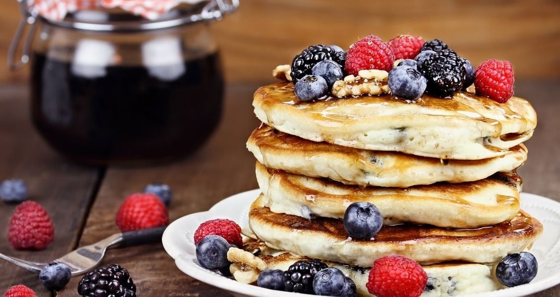 Если сейчас съедобным символом Масленицы украинцы считают блины, то раньше это были вареники, начиненные домашним сыром. К вареникам хозяйки обязательно подавали масло и сметану