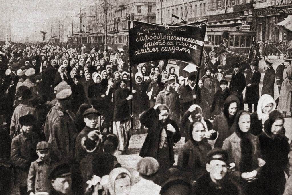 Жіноча демонстрація за хліб і мир, 8 березня 1917, Петроград. Жіноча демонстрація за хліб і мир, 8 березня 1917, Петроград.