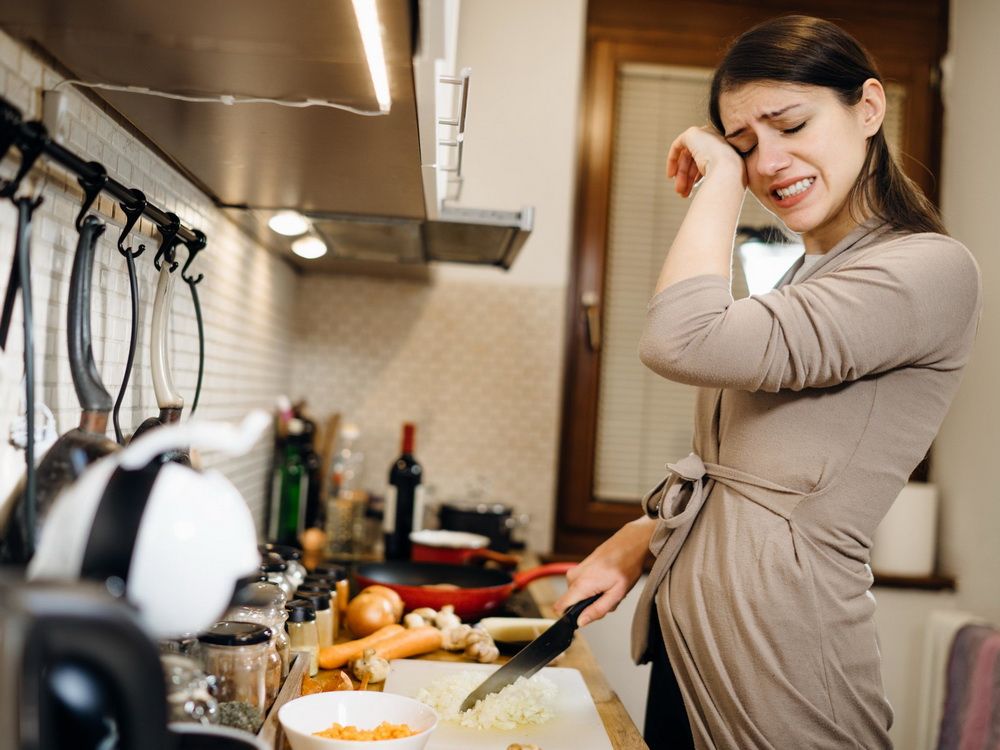 Тереть глаза "луковыми руками точно не надо.