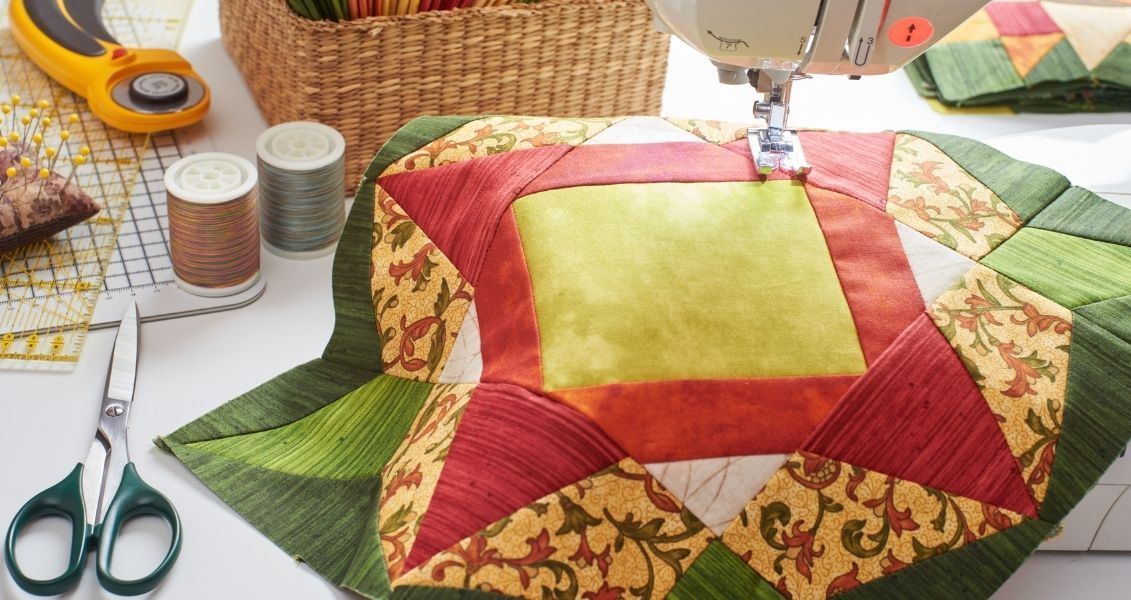 Стеганное полотно существовало еще в древние времена, затем распространилось в Китае, в 11-15 веках дошло до Европы, Америка же познакомилась со стеганными одеялами в 1620-х годах