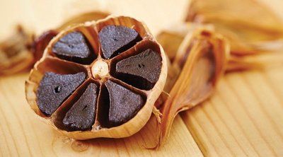 Зубчики черного чеснока легко растираются в пюре или пасту. Зубчики черного чеснока легко растираются в пюре или пасту.