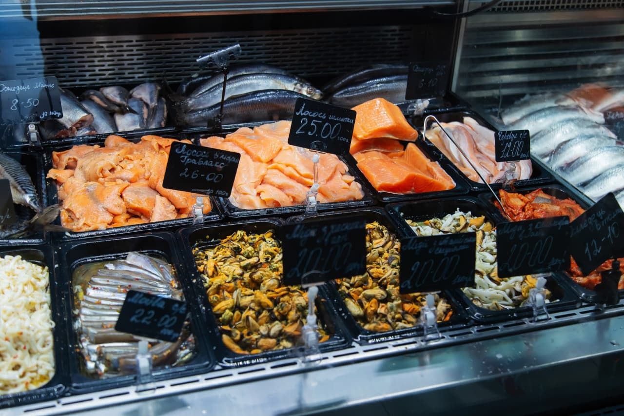 "Ловить" рыбу выгоднее в маленьких магазинах.