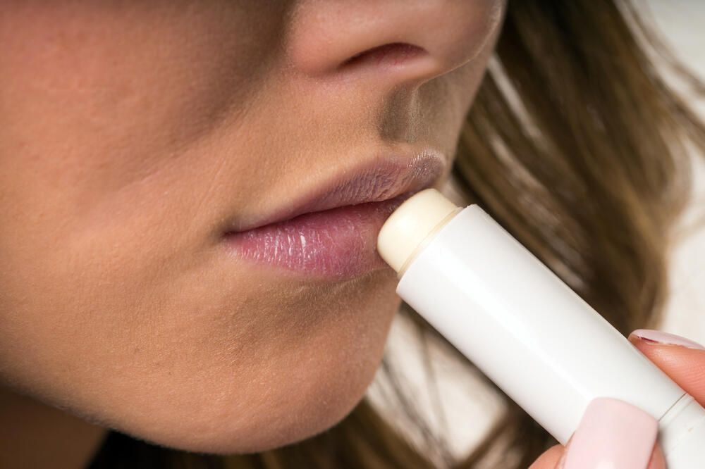 За допомогою бальзаму для губ можна і почистити, і причесати, і підправити. За допомогою бальзаму для губ можна і почистити, і причесати, і підправити.