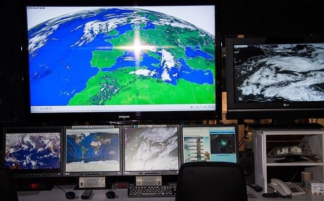 Труд метеорологов ежедневно помогает нам планировать поездки, прогулки, огородные и садовые работы, занятия спортом