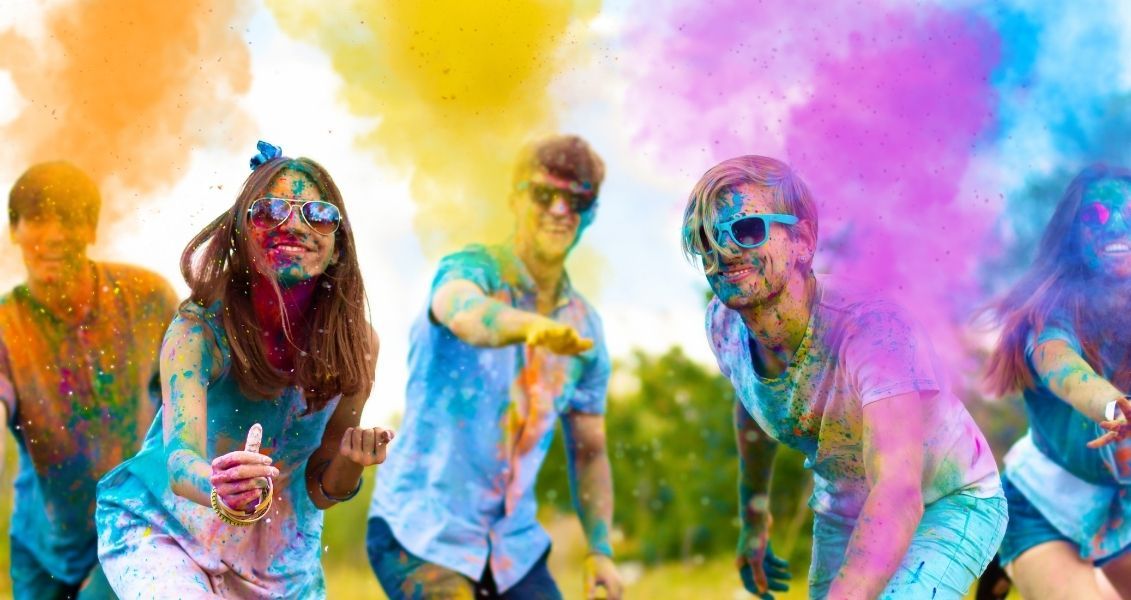 В Бенгалії святкування відбувається під іншою назвою: Долятра або Басанта-Утсаб В Бенгалії святкування відбувається під іншою назвою: Долятра або Басанта-Утсаб