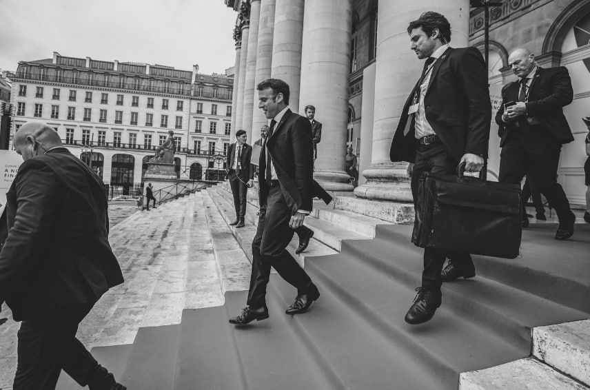 Вероятно, французы не ожидали обнаружить бицепсы под изящными костюмами президента. Вероятно, французы не ожидали обнаружить бицепсы под изящными костюмами президента.