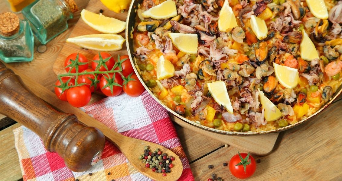 До речі, вживати назву "паелья" розпочали у 1900 році. Спочатку страва була звичною їжею простих рибалок, які готували рис на березі моря До речі, вживати назву "паелья" розпочали у 1900 році. Спочатку страва була звичною їжею простих рибалок, які готували рис на березі моря