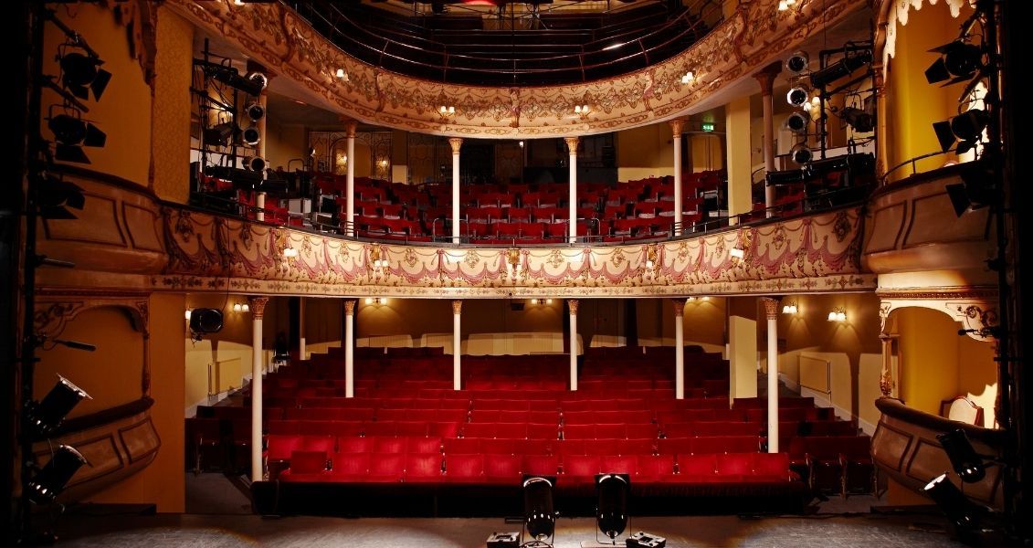 Міжнародний день театру, окрім подяки театральним працівникам, має за мету вшанування театру як частини нашої культури Міжнародний день театру, окрім подяки театральним працівникам, має за мету вшанування театру як частини нашої культури