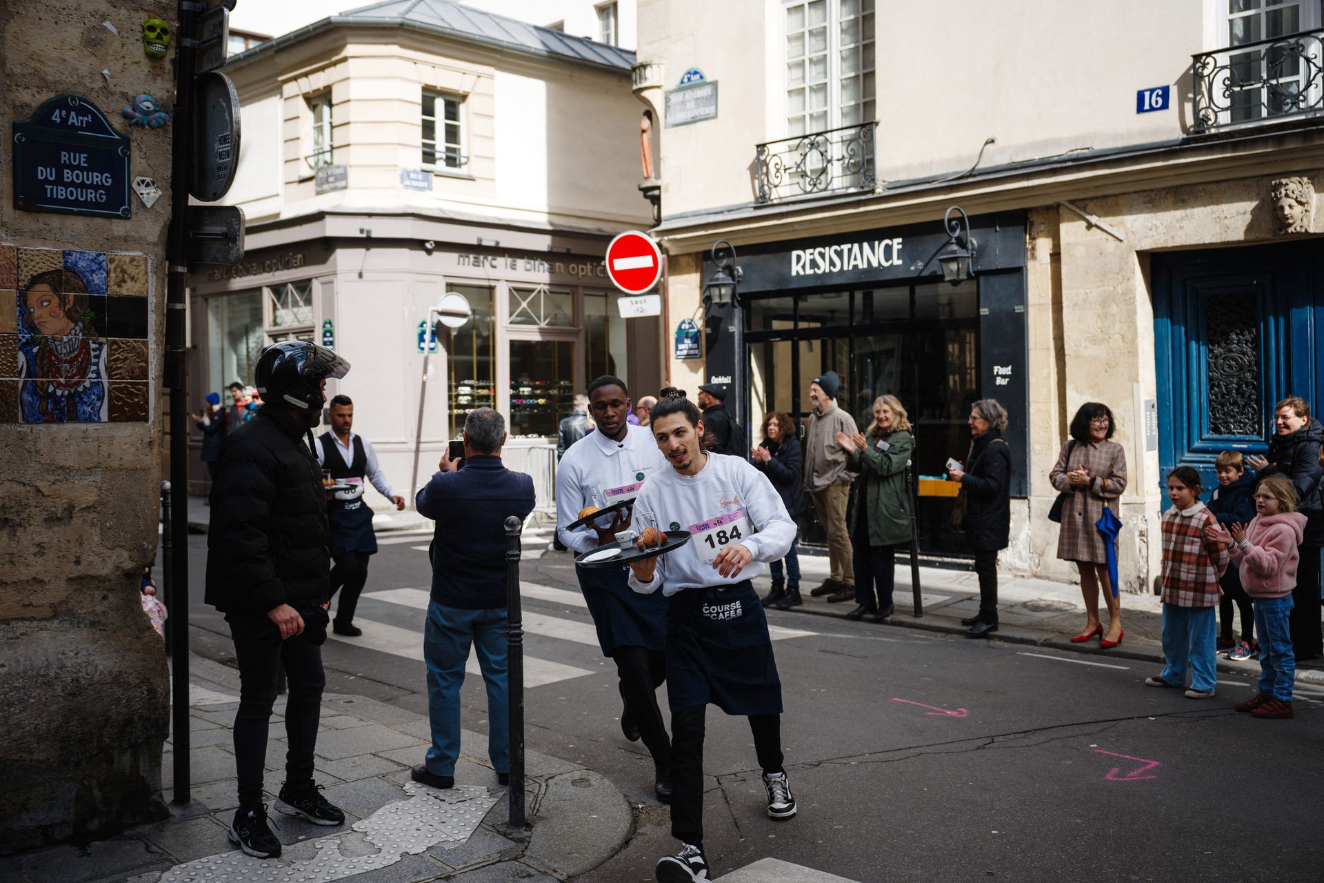 Большинство официантов заканчивали через 13-20 минут