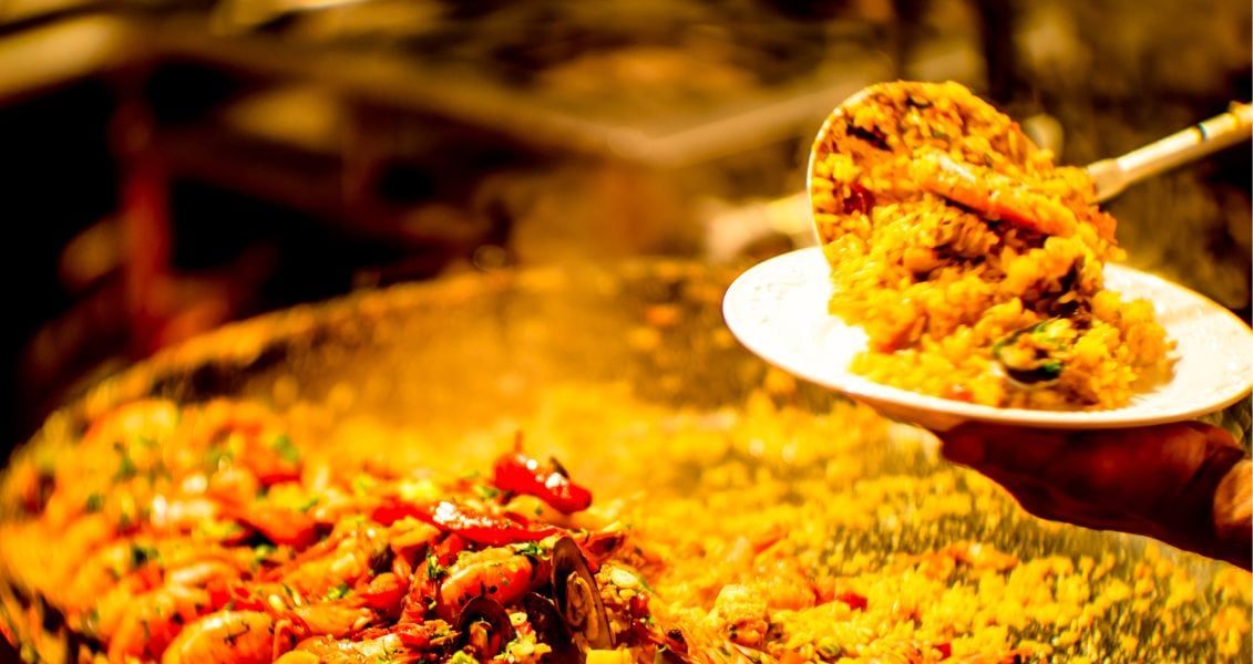 Паелья - це велика запіканка з соусом та начинкою з морепродуктів чи мяса, а за основу - рис або макарони.