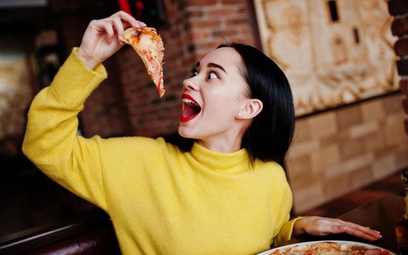 Смачні, але шкідливі прості вуглеводи точно не зроблять шкіру краще. Смачні, але шкідливі прості вуглеводи точно не зроблять шкіру краще.