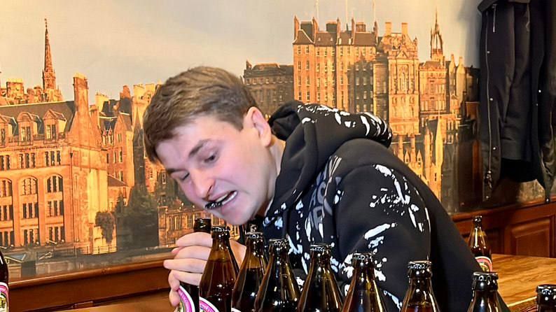 За хвилину чоловік відкоркував 52 пляшки замість заявлених 30-ти За хвилину чоловік відкоркував 52 пляшки замість заявлених 30-ти