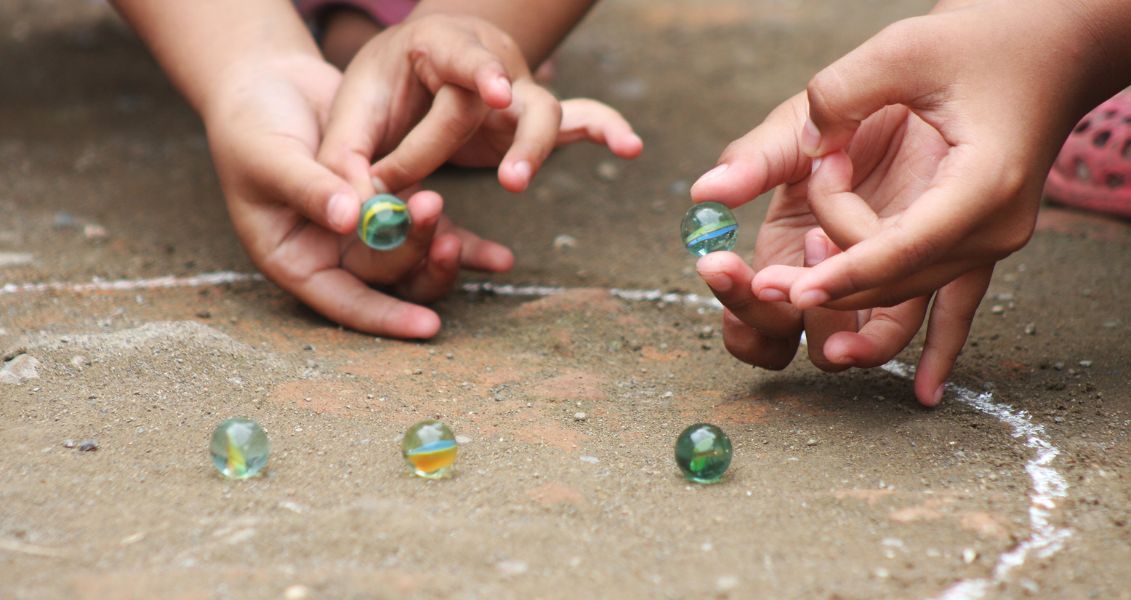 Марбл - разноцветный шарик из стекла, глины, стали или агата, используемый в различных играх, носящих общее название "марблс". Также является предметом коллекционирования