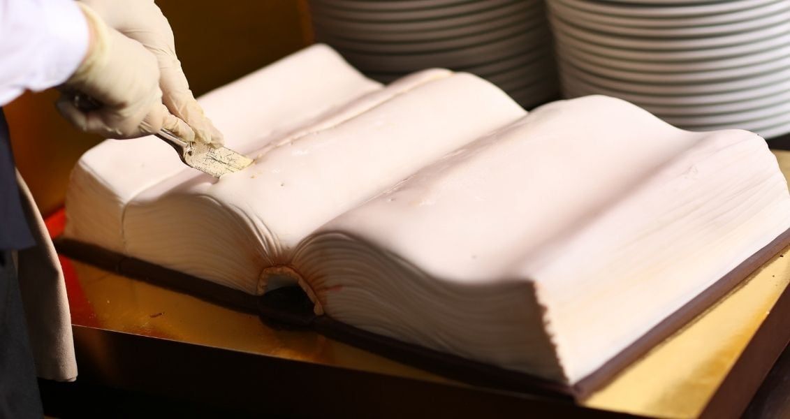 До Фестивалю їстівної книжки усі прихильники літератури збираються разом, влаштовують різноманітні конкурси з їстівних книжок, завдяки котрим можна як насолодитись неймовірним виглядом страви, так і скуштувати її