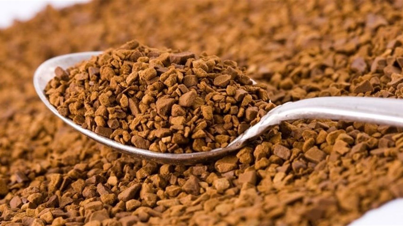 Напій з розчинної кави є доволі шкідливим для здоров’я. Наприклад, наявність небезпечних хімікатів у складі, які додають для посилення аромату й смаку, негативно впливає на організм