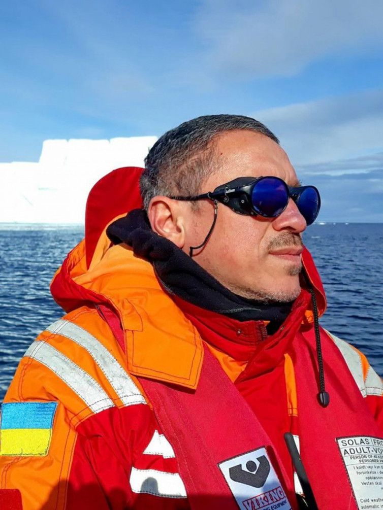 Мікробіолог Андрій Зотов у довоєнній експедиції. Мікробіолог Андрій Зотов у довоєнній експедиції.