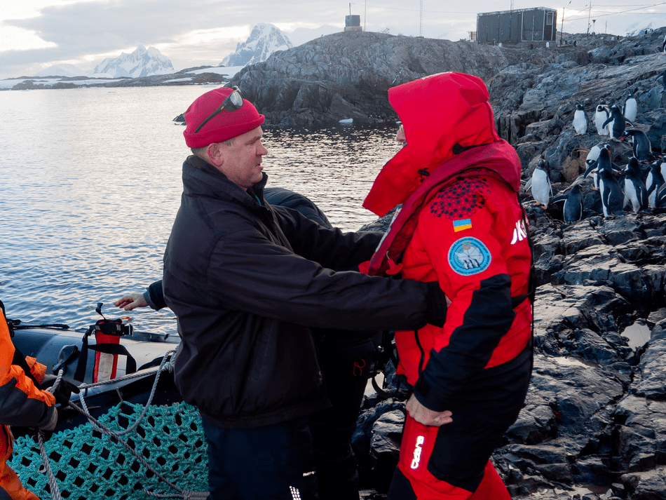 Богдан Гаврилюк (ліворуч) вітає колегу перед від'їздом назад в Україну. Богдан Гаврилюк (ліворуч) вітає колегу перед від'їздом назад в Україну.