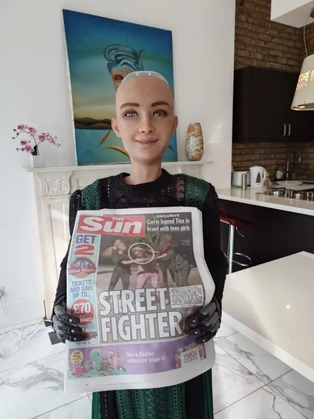 София позирует с газетой Sun, прежде чем раскрыть секрет счастья. Фото: The Sun София позирует с газетой Sun, прежде чем раскрыть секрет счастья. Фото: The Sun